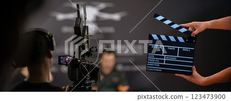 camera show viewfinder image catch motion in interview or broadcast  123473900