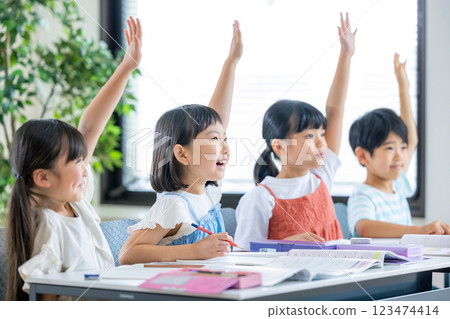 小學生在課堂上舉手 123474414