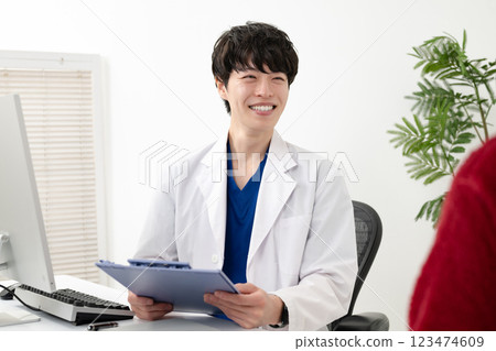 Doctor counseling Doctor counseling 123474609