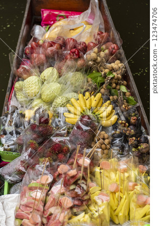 THAILAND RATCHABURI DAMNOEN SATUAK FLOATING MARKET 123474706