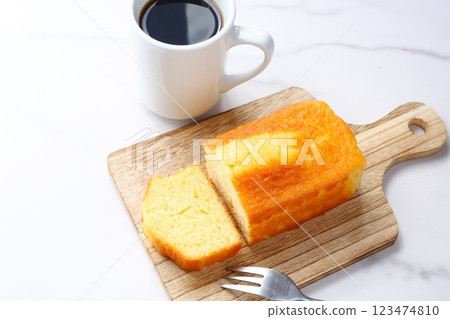享用鬆軟的磅蛋糕和現煮咖啡的小吃時間 123474810