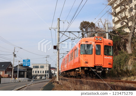 伊予鐵高濱線高濱站附近行駛的列車 123475270