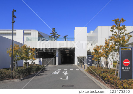 An outdoor elevator going up and down between the 1st floor parking lot and the 2nd floor corridor at Haneda Innovation City An outdoor elevator going up and down between the 1st floor parking lot and the 2nd floor corridor at Haneda Innovation City 123475290