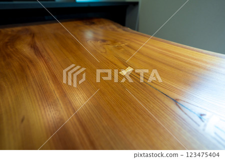 Chisel processing to prevent cracking of a single board 123475404