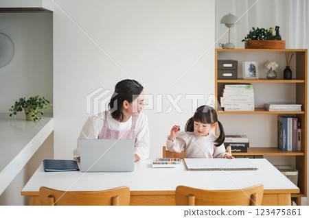 A woman who teleworks while raising children 123475861