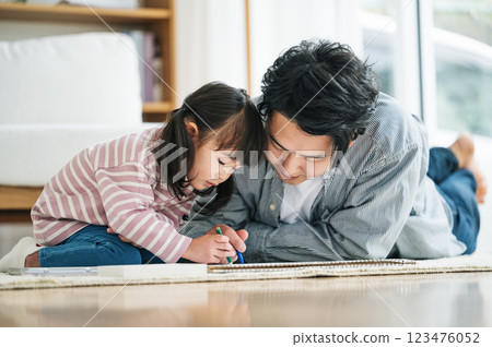 小女孩和爸爸一起畫畫 小女孩和爸爸一起畫畫 123476052