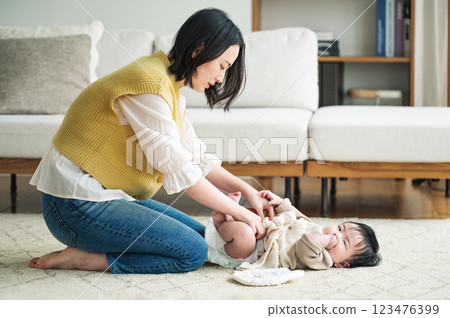 媽媽幫寶寶換尿布 123476399