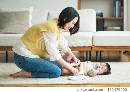 媽媽幫寶寶換尿布 123476400