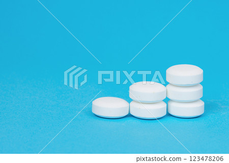 White pills antibiotic round on blue background White pills antibiotic round on blue background 123478206