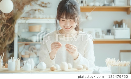 A handmade artist who makes original candles 123479760