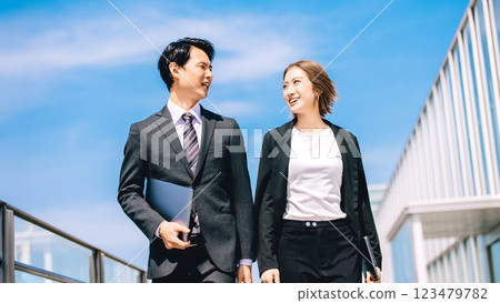 兩個商人走路和說話 123479782