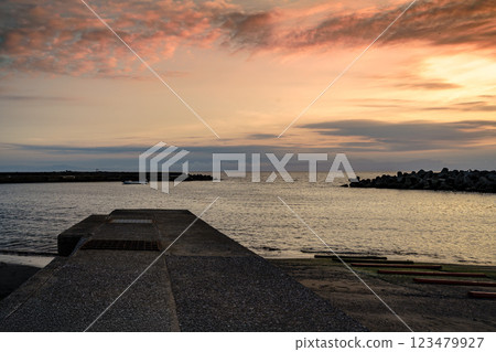 在湘南葉山地區的海灘上欣賞浪漫的日落 在湘南葉山地區的海灘上欣賞浪漫的日落 123479927