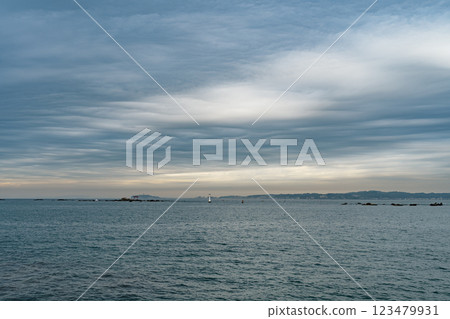 葉山的陰雲密佈的天空和平靜的海景 123479931