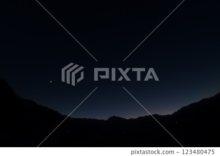 11月7日，北杜市白州町，南阿爾卑斯山上空，掛著一彎新月的夜空色彩繽紛 123480475