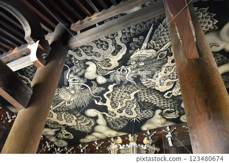 Kenninji Temple, lecture hall, ceiling painting depicting two dragons (Higashiyama Ward, Kyoto City) 123480674