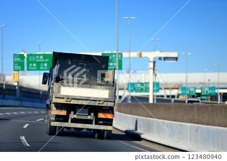 自卸卡車在高速公路上行駛的圖像 123480940