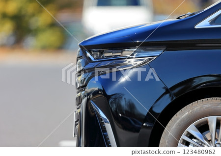 停車場裡一輛黑色小型貨車的圖片 123480962