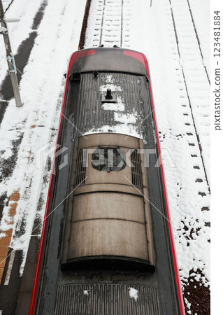 積雪覆蓋的大步危站特快列車 積雪覆蓋的大步危站特快列車 123481884