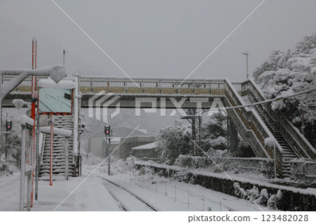 Snow-covered Toyonaga Station, Kochi 123482028