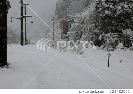 白雪皚皚的高知縣豐永站 白雪皚皚的高知縣豐永站 123482031