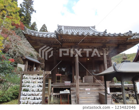 Mirokuji Temple, famous for the Hotei statue that is the best in Japan, Yumesakicho Temple in Himeji City, Hyogo Prefecture, and the Tendai sect temple known as the inner sanctum of Shoshazan Engyo-ji Temple. 123482046