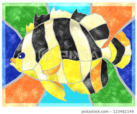 一幅精美的瓷磚插圖，描繪了觀賞魚，即神仙魚，背景為鏤空設計 123482149