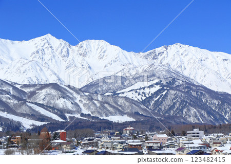 Winter in Hakuba: A clear day at the Hakuba mountain range Winter in Hakuba: A clear day at the Hakuba mountain range 123482415
