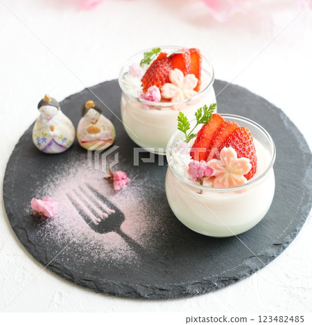 Spring sweets Hinamatsuri 3-color pudding Spring sweets Hinamatsuri 3-color pudding 123482485