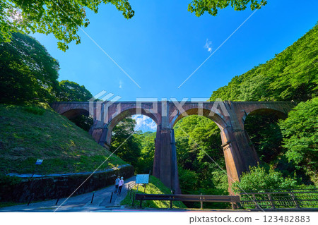 群馬縣安中市的眼鏡橋（臼井三橋）與新綠 123482883
