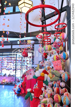 Konosu Surprise Doll Festival - Flower and Music Museum Kawasato "Hanakyu no Sato" Hexagonal Pyramid Doll Stand and Hanging Dolls 123482940