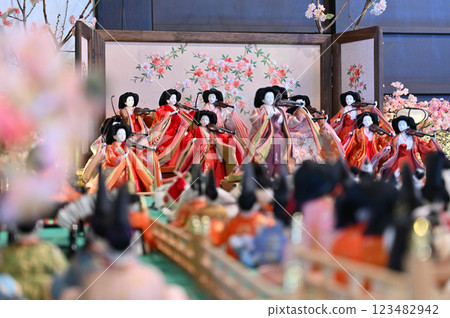 鴻巢驚喜娃娃節 - 花與音樂博物館川裡「花秋之鄉」六角金字塔娃娃架與吊掛娃娃 鴻巢驚喜娃娃節 - 花與音樂博物館川裡「花秋之鄉」六角金字塔娃娃架與吊掛娃娃 123482942