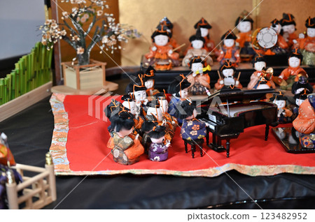 鴻巢驚喜娃娃節 - 花與音樂博物館川裡「花秋之鄉」六角金字塔娃娃架與吊掛娃娃 123482952