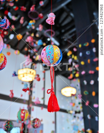 鴻巢驚喜娃娃節 - 花與音樂博物館川裡「花秋之鄉」六角金字塔娃娃架與吊掛娃娃 鴻巢驚喜娃娃節 - 花與音樂博物館川裡「花秋之鄉」六角金字塔娃娃架與吊掛娃娃 123482968