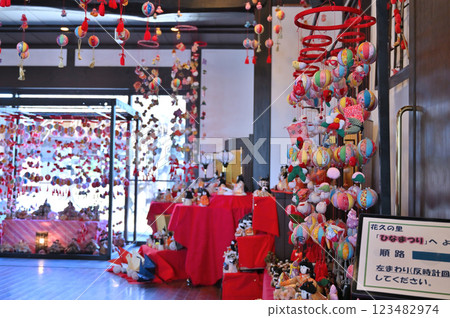 鴻巢驚喜娃娃節 - 花與音樂博物館川裡「花秋之鄉」六角金字塔娃娃架與吊掛娃娃 鴻巢驚喜娃娃節 - 花與音樂博物館川裡「花秋之鄉」六角金字塔娃娃架與吊掛娃娃 123482974