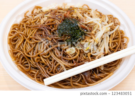 Delicious convenience store fried noodles with sauce 123483051