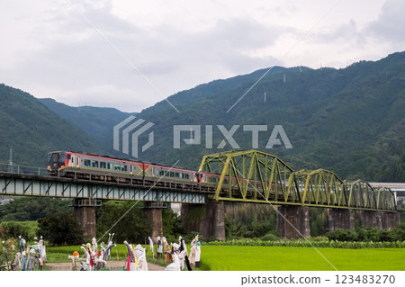 [Tosan Line] Scarecrows see off the Nanpu Express 123483270