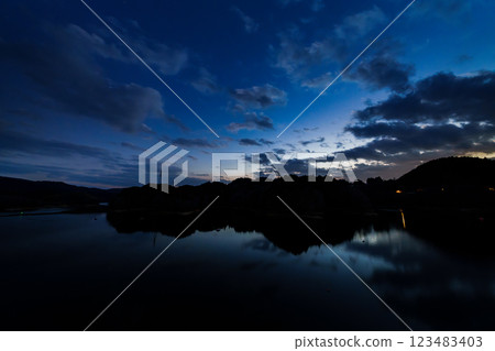 The temperature is rising and it's starting to feel like spring at Nunome Dam. From before sunset to the night sky, the sky is a beautiful blue moment and the lake surface is like a mirror. 123483403