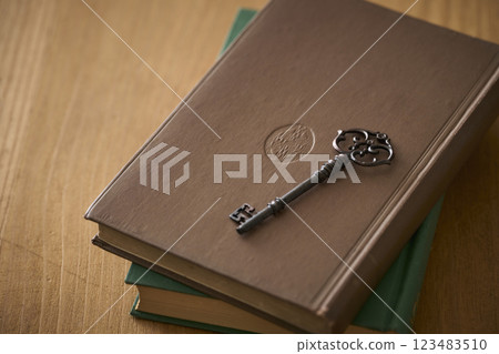 一本舊書頂部的古董鑰匙 123483510