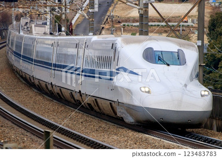 行駛在共和運河區的東海道新幹線N700S型新幹線列車 行駛在共和運河區的東海道新幹線N700S型新幹線列車 123483783