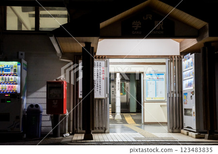 [德島線] 夜間停靠在學站的本地火車 123483835