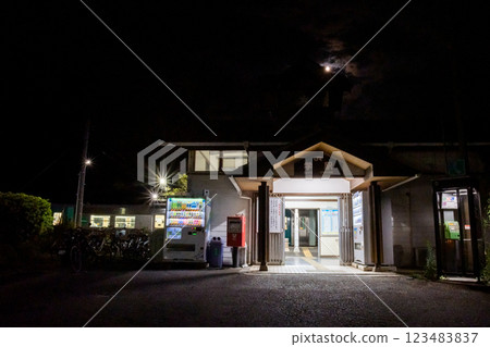 [德島線] 夜間停靠在學站的本地火車 123483837