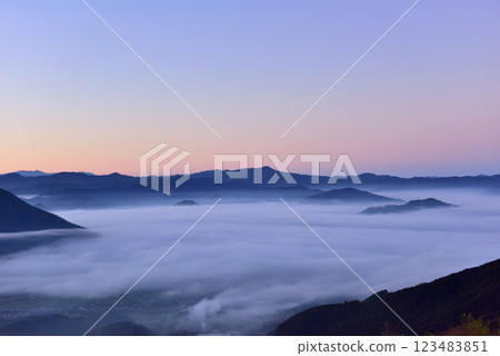 Sea of clouds in Ozu Basin from Unkai Observation Park 123483851