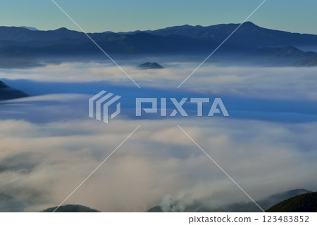 從雲海展望公園看到的大洲盆地的雲海 從雲海展望公園看到的大洲盆地的雲海 123483852