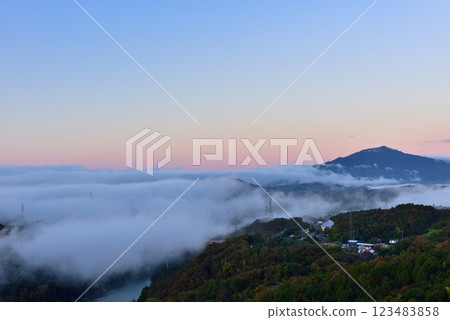 從苗城遺址展望台看到惠那和中津川盆地的雲海(霧) 從苗城遺址展望台看到惠那和中津川盆地的雲海(霧) 123483858