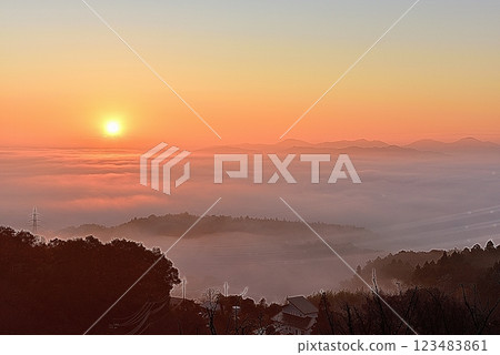 從山王山展望台(塔)眺望日立高原的雲海 從山王山展望台(塔)眺望日立高原的雲海 123483861
