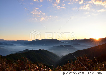 從潮見峠出發的中邊線（熊野古道）的雲海（霧） 123483869