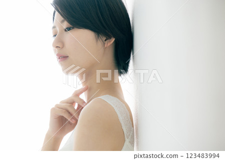 一位表情悲傷的女人的肖像 123483994