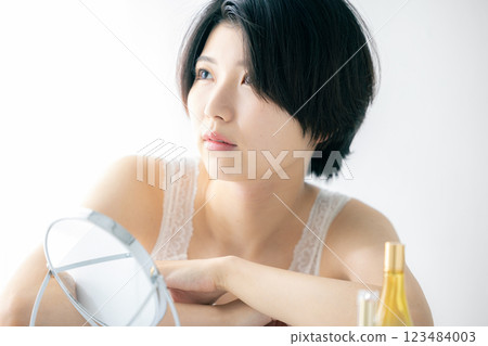 一位化妝的年輕女士 123484003
