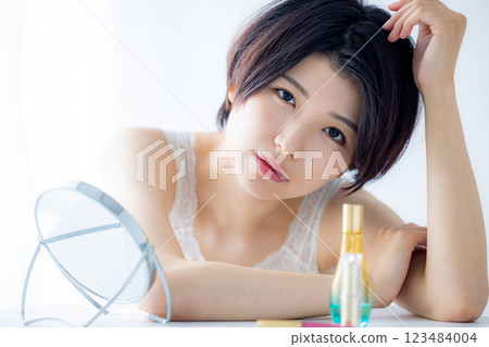 一位化妝的年輕女士 123484004