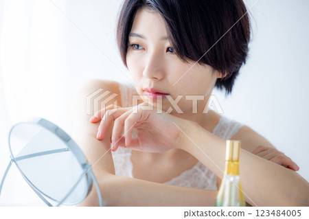 一位化妝的年輕女士 123484005